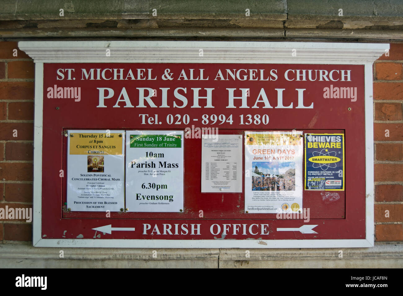 Schwarzes Brett der Pfarrsaal der Kirche von St. Michael und alle Engel, Bedford Park, Chiswick, London, England Stockfoto
