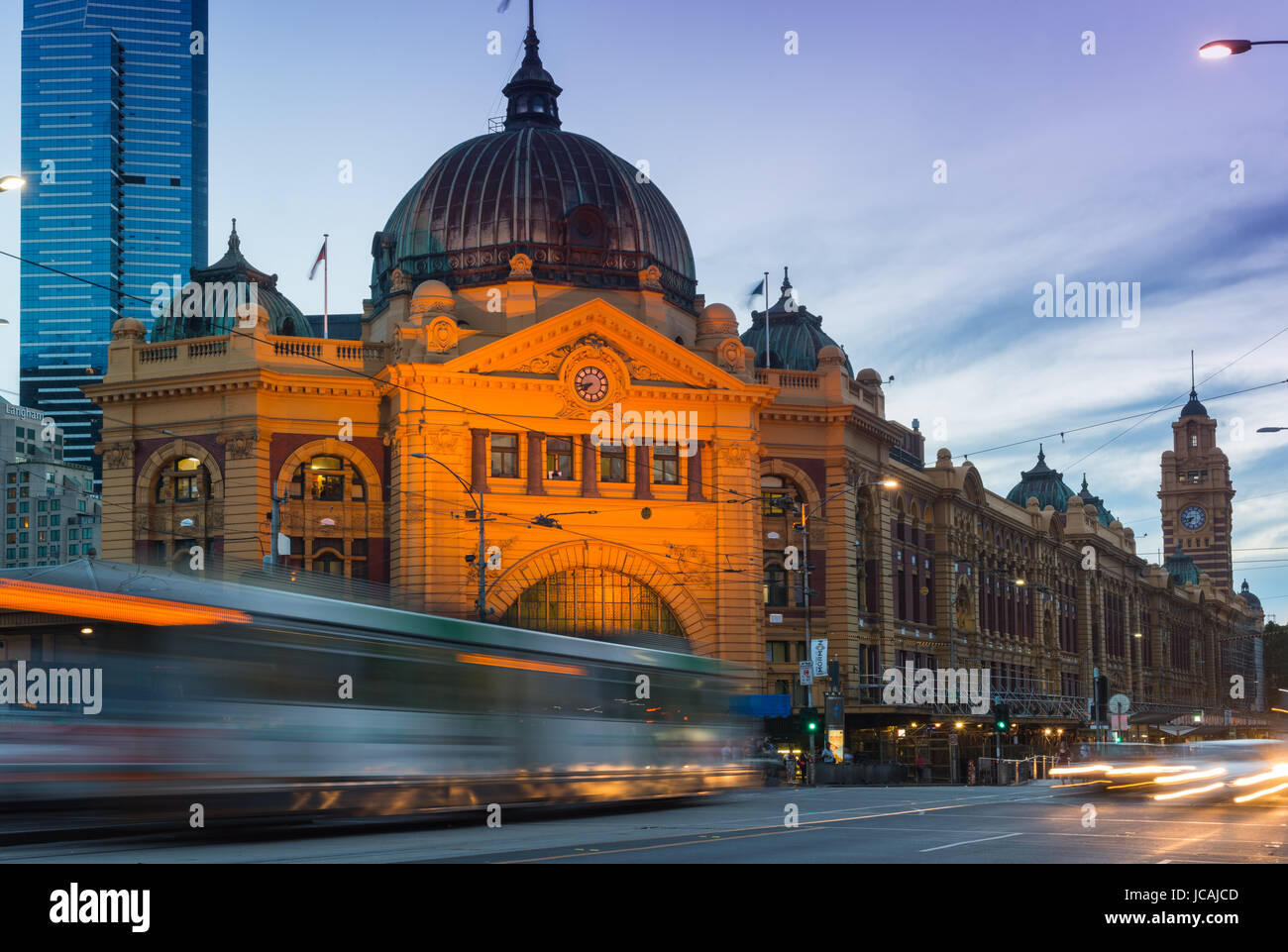 Flinders Street Bahnhof nach Einbruch der Dunkelheit. Melbourne. Victoria, Australien. Stockfoto