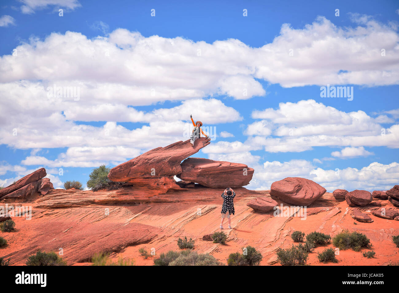 Zwei junge asiatische Touristen machen eine Fotosession in der Nähe von Horseshoe Bend, Glen Canyon National Recreation Area, Arizona, USA Stockfoto