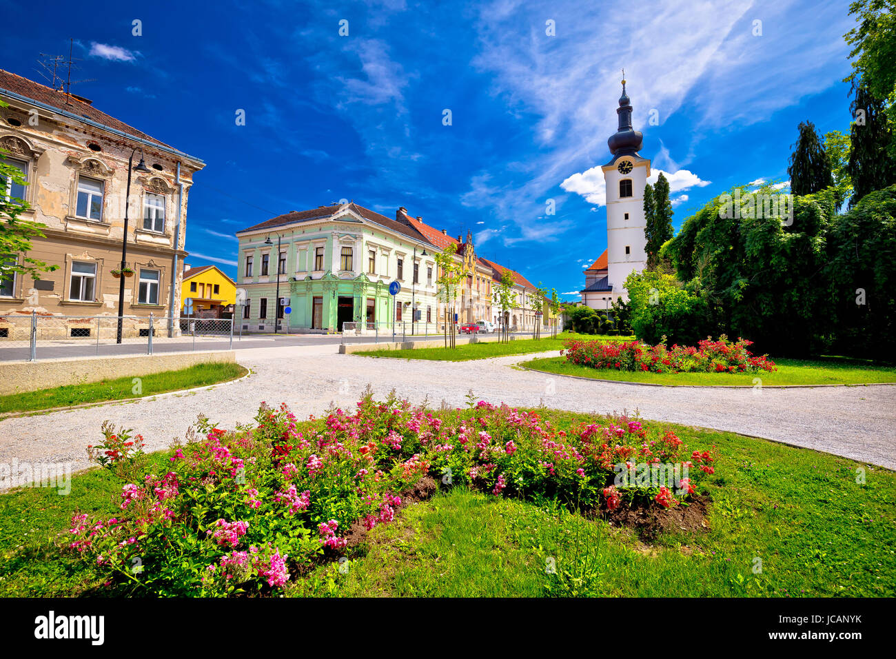 Alte Straße der Stadt Koprivnica und Blick auf den Park, Podravina Region in Kroatien Stockfoto
