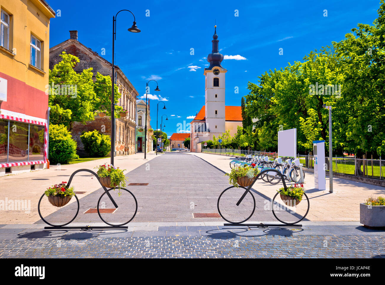 Stadt von Fahrrädern in der kroatischen Region Podravina Koprivnica Street view Stockfoto