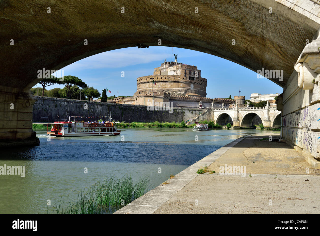 Suchen Sie unter Brücke Ponte Vittorio Emanuele II, Castel Sant'Angelo und Sant Angelo Fußgängerbrücke am Fluss Tiber, Rom Stockfoto