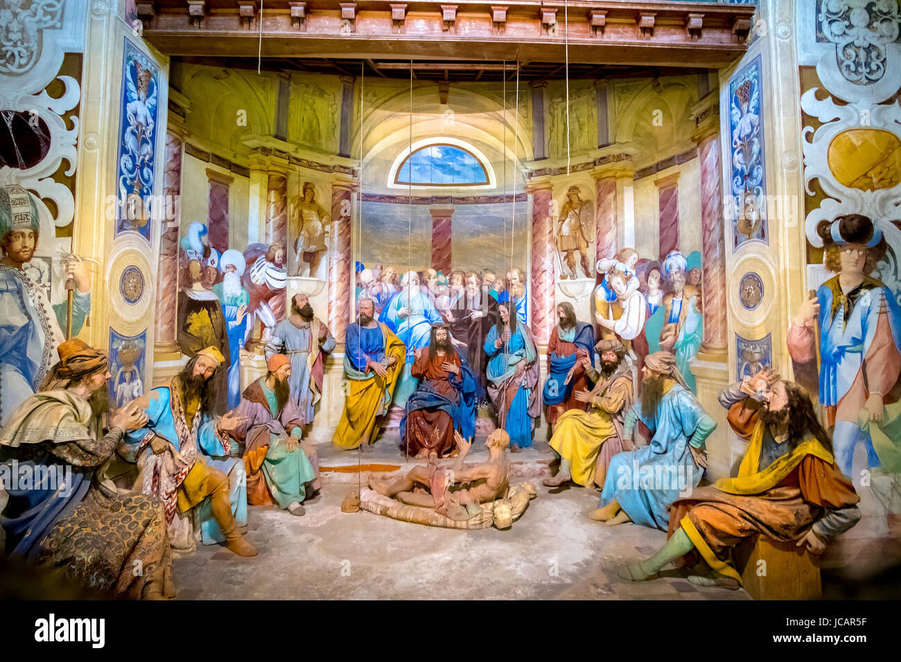 Varallo, Piemont, Italien, 24. Mai 2017 - biblische Szene Zeichendarstellung Jesu Christi macht ein Wunder Heilung eines Gelähmten Stockfoto
