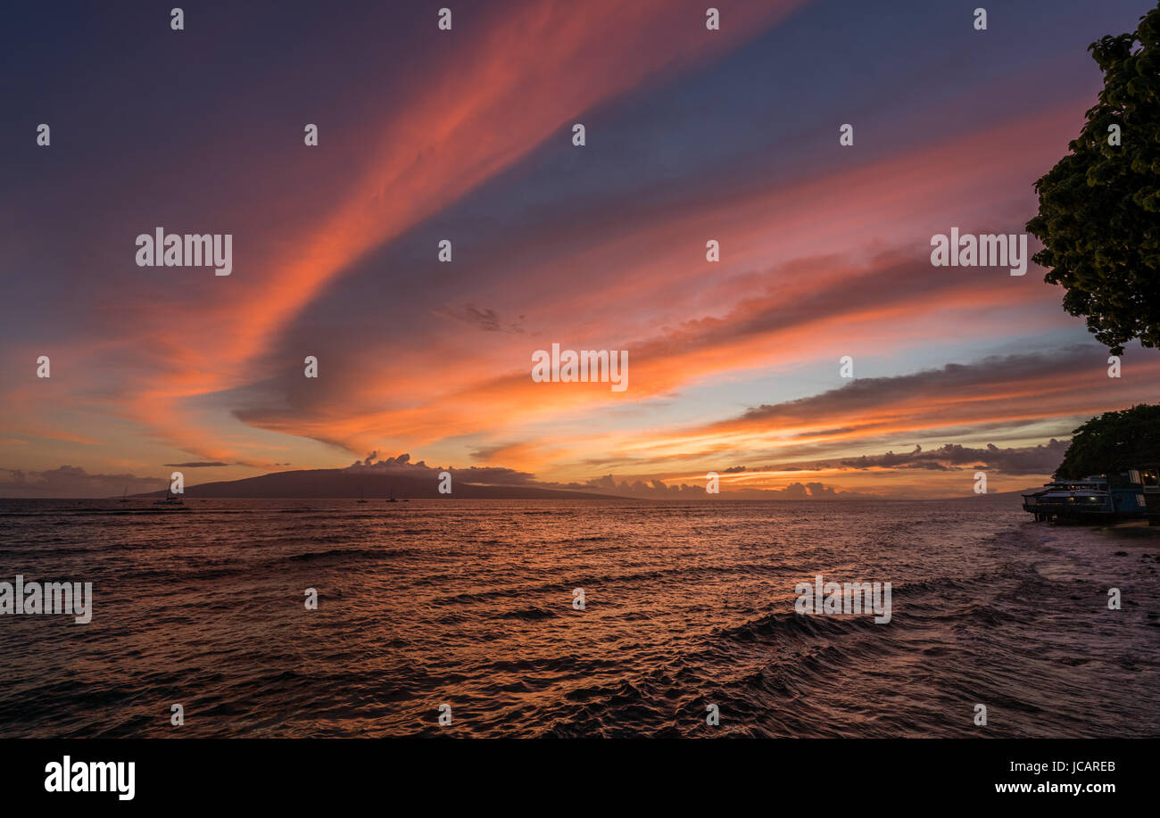 Dramatischen Sonnenuntergang über Lanai von Lahaina auf Maui Stockfoto