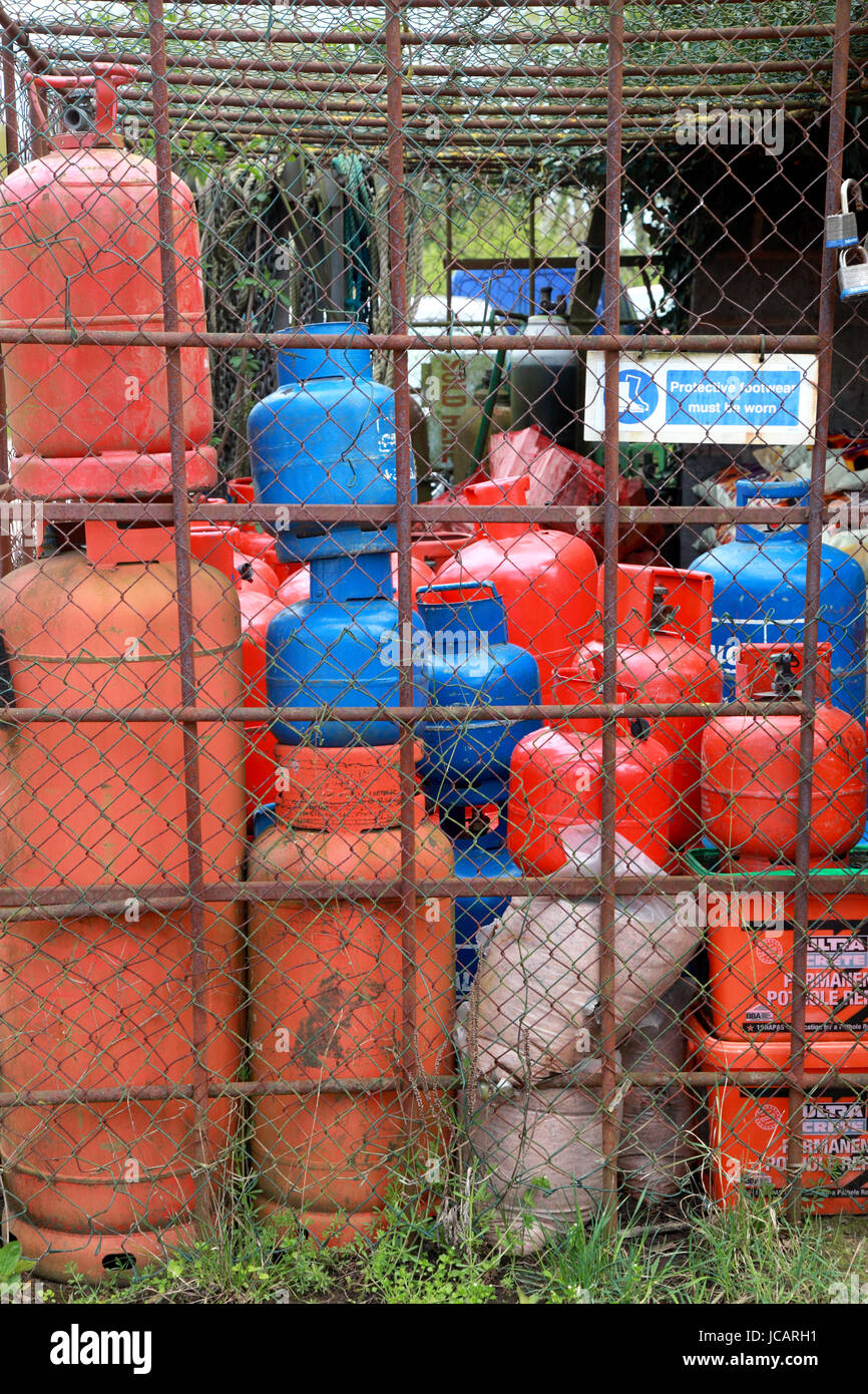Calor Gasflaschen für den Gebrauch durch Menschen auf Kanalboote, statt bei der sicheren Lagerung. Stockfoto