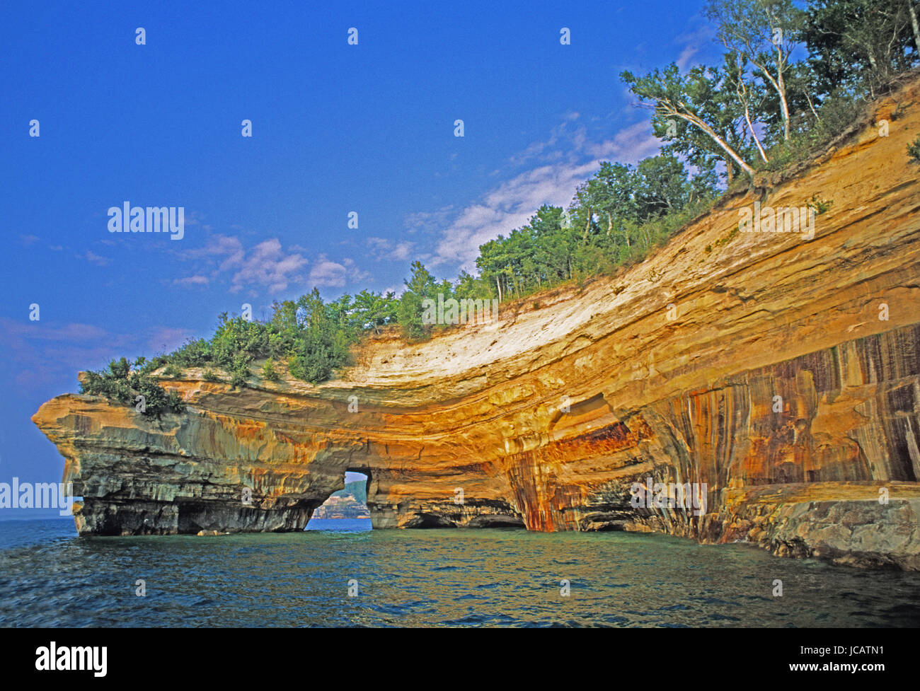 Im Bild Rocks National Lake Shore, obere Halbinsel von Michigan: Grand Portal mit Loch im Felsen verursacht durch Wassererosion. Stockfoto
