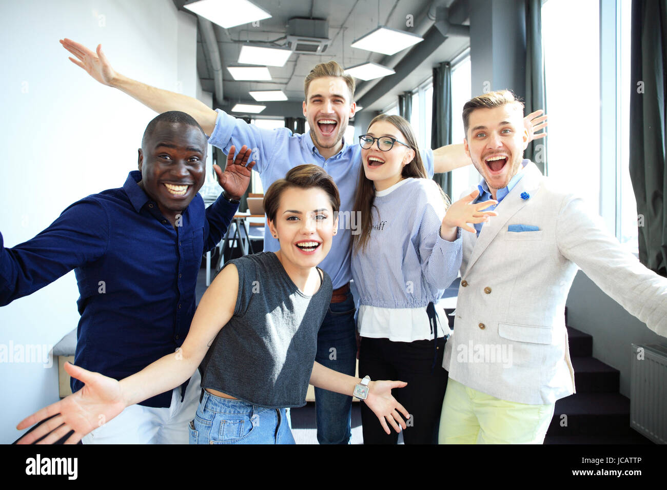 Portrait über kreative Business-Team zusammenstehen und lachen. Gemischtrassig Geschäftsleute zusammen beim Start Stockfoto