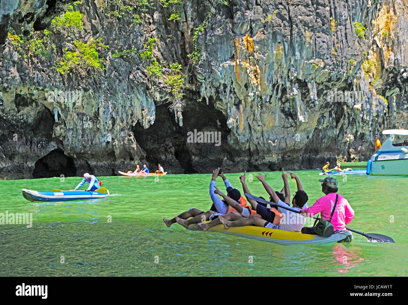 Touristen machen Selfie im Kanu auf James Bond Island (Ko Khao Phing Kan) im Nationalpark Ao Phang Nga, Phi Phi Inseln in der Nähe von Phuket, Thailand. Stockfoto