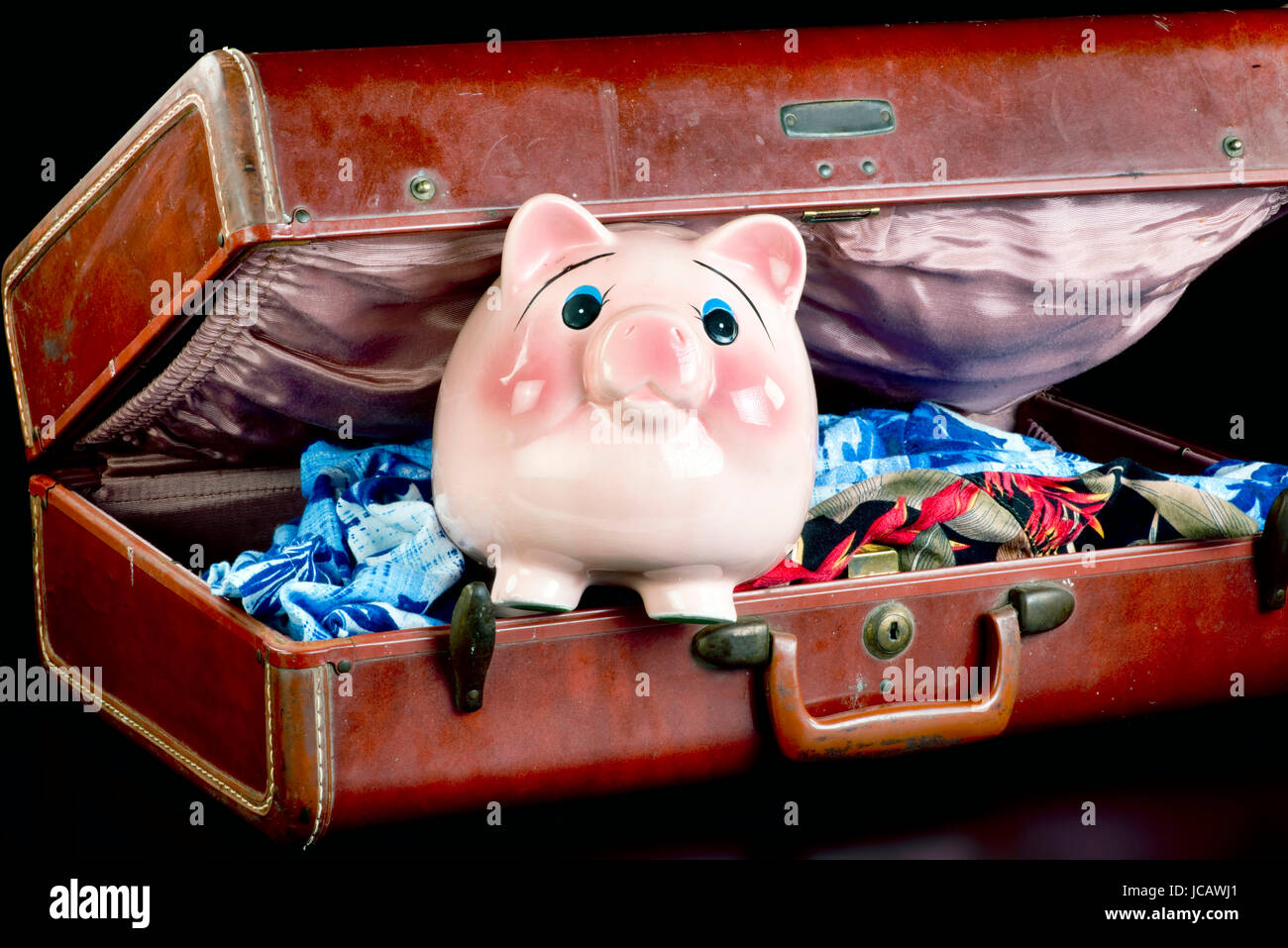 Rosa Sparschwein verpackt und bereit für den Urlaub. Stockfoto