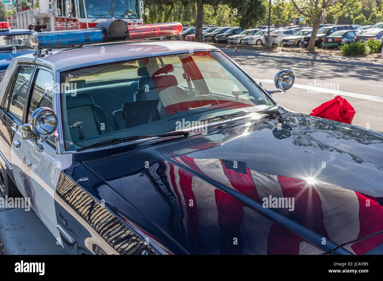 Antike Polizeiauto mit amerikanischen Flagge Stockfoto