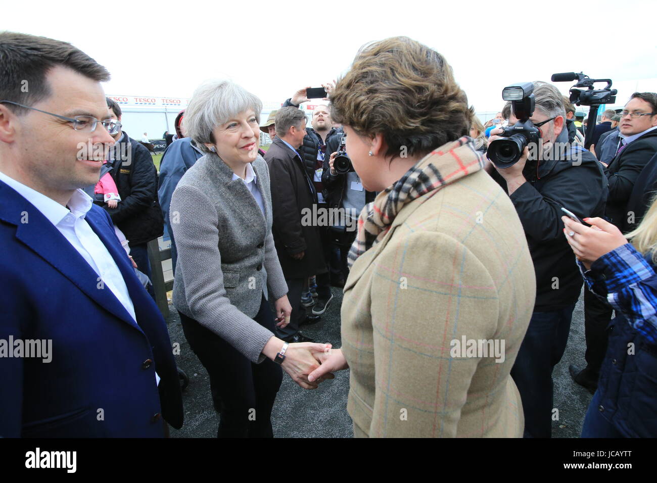 Mai 2017. Foto/Paul McErlane exklusive Datei-IMAGES - Britian des Ministerpräsidenten Theresa May schüttelt Hände mit DUP Führer Arlene Foster während einer Tour durch die Balmoral zeigen, Lisburn, County Antrim, Samstag, 13. Mai 2017. Foto/Paul McErlane Stockfoto