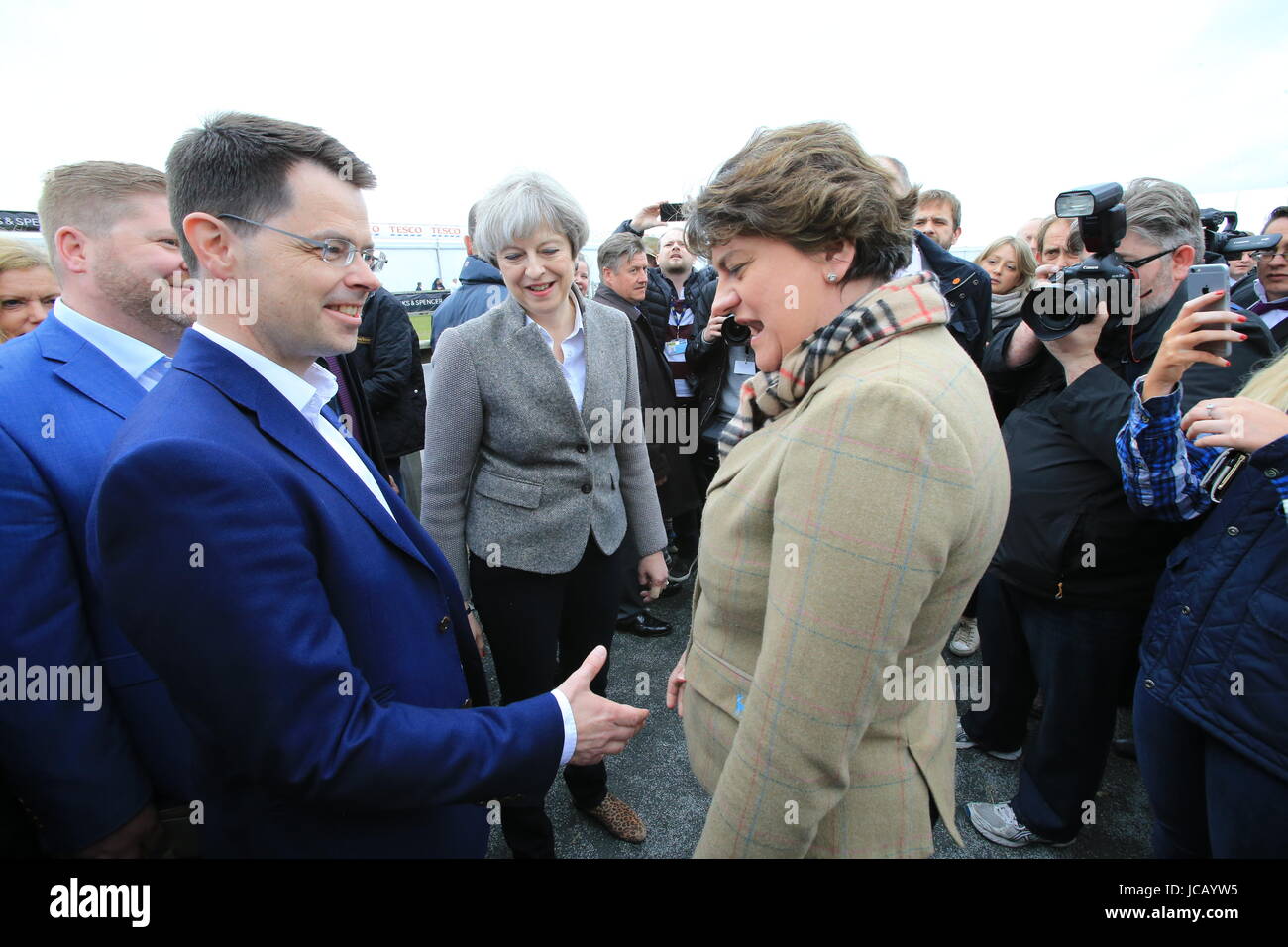 Mai 2017. Foto/Paul McErlane exklusive Datei-IMAGES - Nordirland Secretary Of State James Brokenshire schüttelt Hände mit DUP Führer Arlene Foster bei einem Rundgang durch die Balmoral zeigen, Lisburn, County Antrim, Samstag, 13. Mai 2017. Foto/Paul McErlane Stockfoto