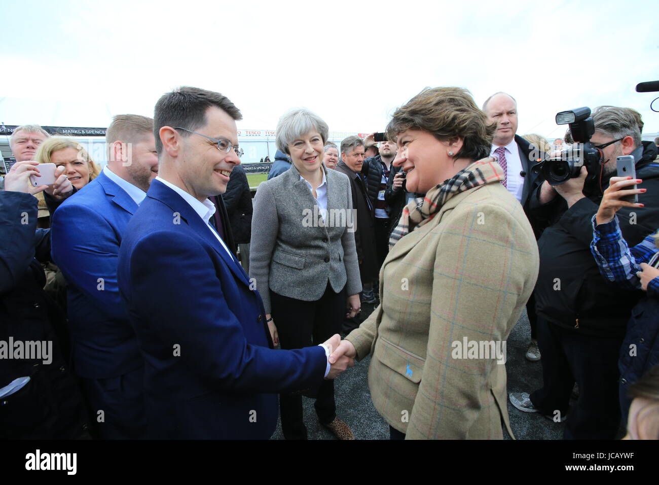 Mai 2017. Foto/Paul McErlane exklusive Datei-IMAGES - Nordirland Secretary Of State James Brokenshire schüttelt Hände mit DUP Führer Arlene Foster bei einem Rundgang durch die Balmoral zeigen, Lisburn, County Antrim, Samstag, 13. Mai 2017. Foto/Paul McErlane Stockfoto