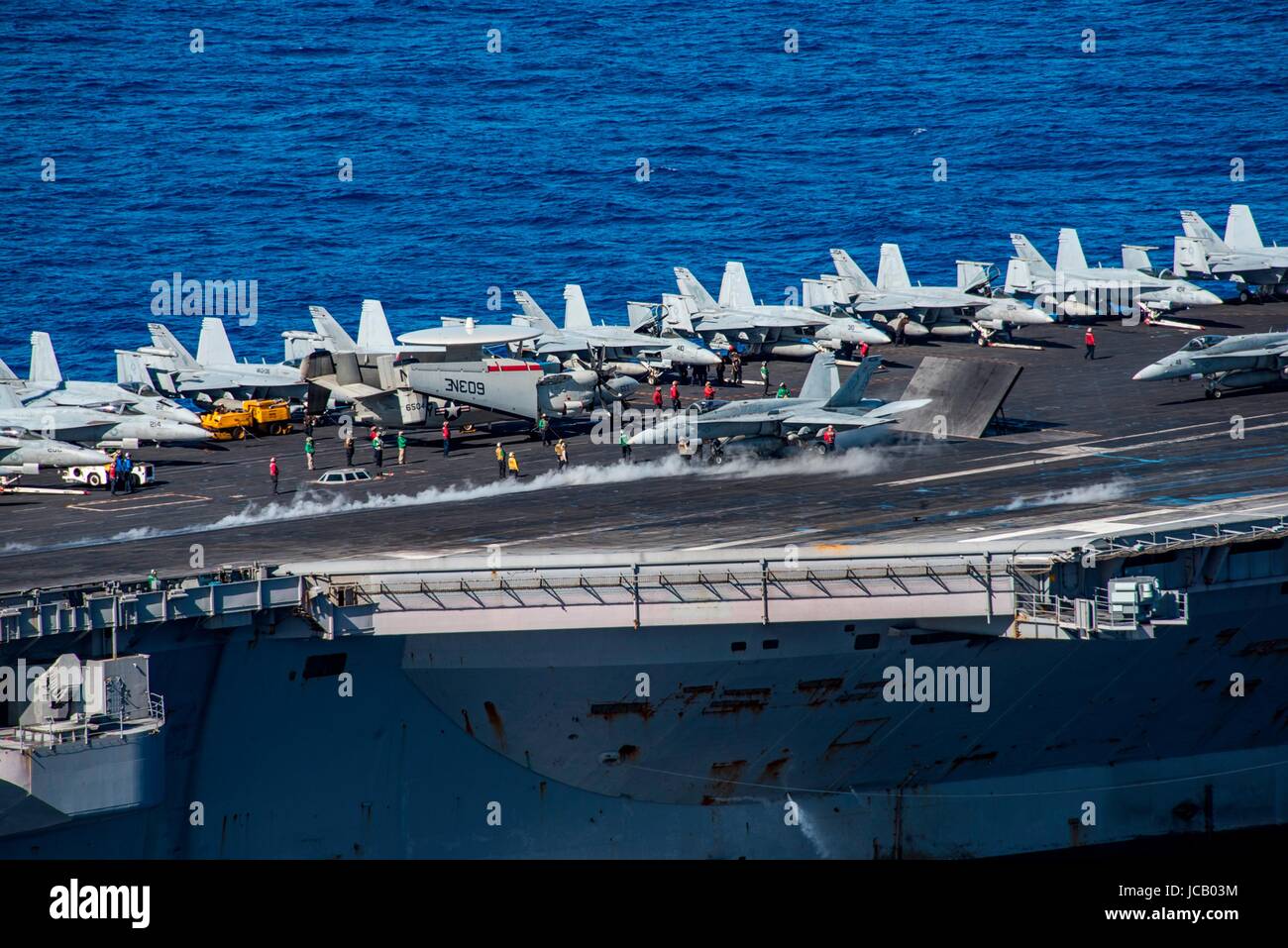 Die US Navy Nimitz-Klasse Flugzeugträger USS Carl Vinson Flugbetrieb während Patrouille im Pazifischen Ozean 12. Juni 2017 im Pazifischen Ozean. Stockfoto