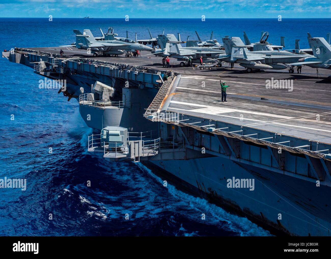 Die US Navy Nimitz-Klasse Flugzeugträger USS Carl Vinson Flugbetrieb während Patrouille im Pazifischen Ozean 12. Juni 2017 im Pazifischen Ozean. Stockfoto