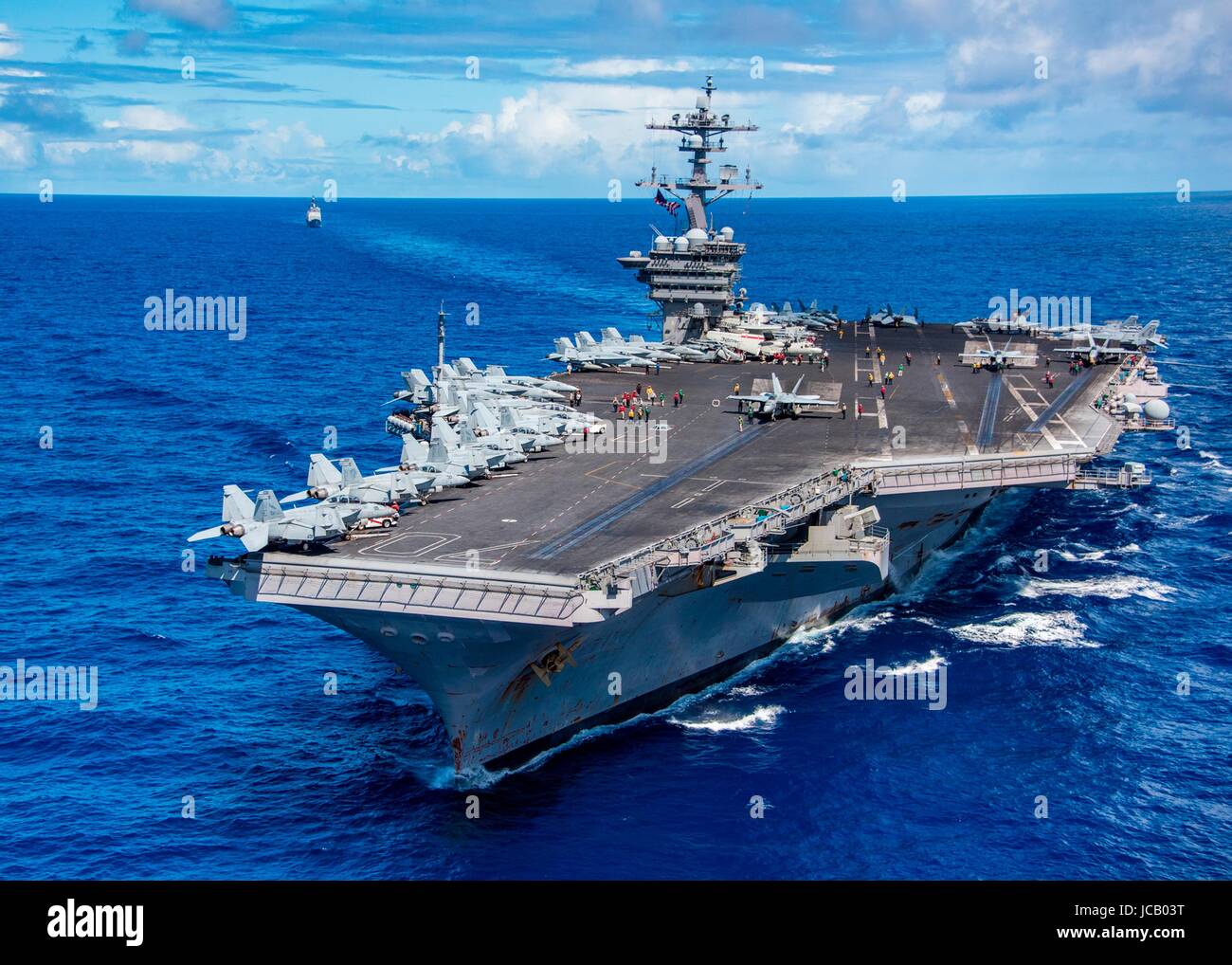 Die US Navy Nimitz-Klasse-Flugzeugträger USS Carl Vinson eskortiert von der Ticonderoga-Klasse geführte Flugkörper Kreuzer USS Lake Champlain während des Betriebs 12. Juni 2017 im Pazifischen Ozean. Stockfoto