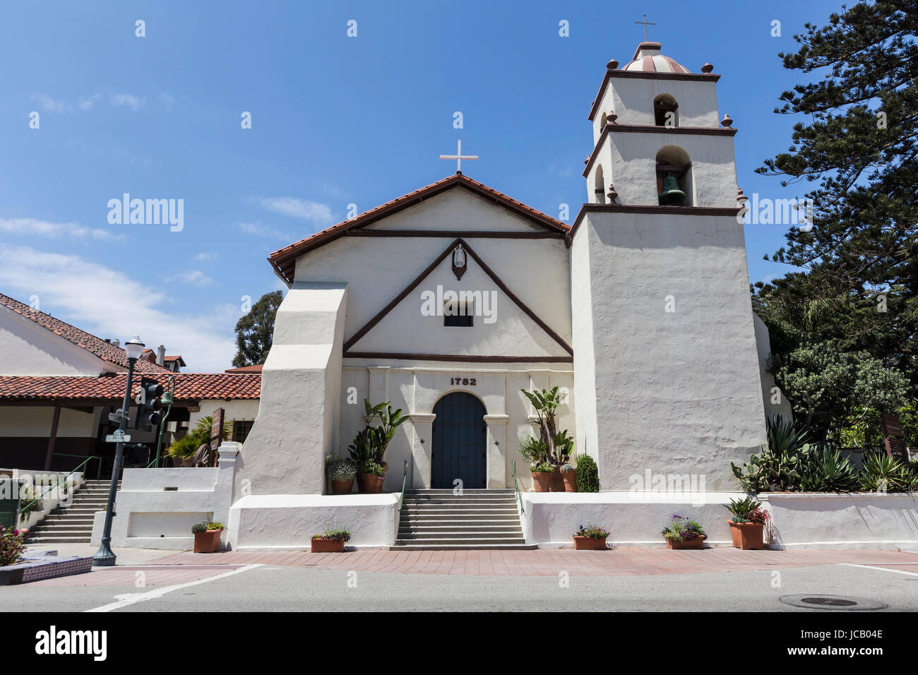 Ventura, Kalifornien, USA - 11. Juni 2017: Front Eingang zur historischen Ventura Mission Gebäude in Südkalifornien. Stockfoto