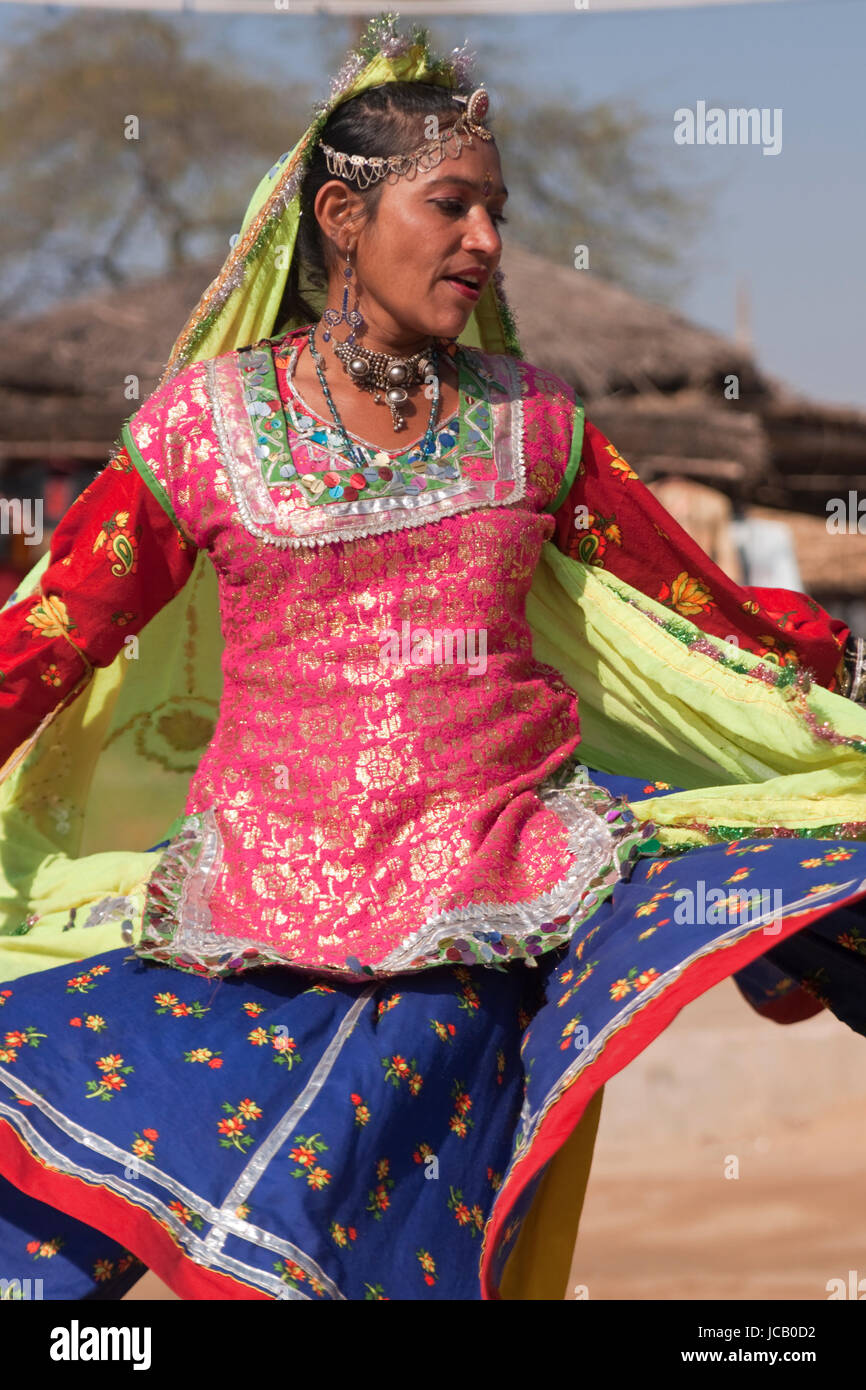 Indische Tänzerin aus Rajasthan in Aktion auf der Sarujkund Messe in Haryana, Indien. Stockfoto