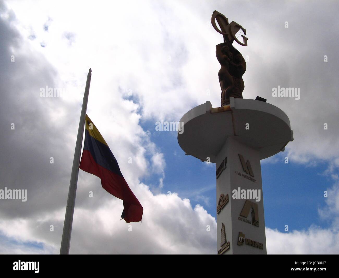 Monumentale Plaza von Guayana, Venezuela. Es hat eine Ausdehnung von zwei Hektar mit 8.000 m2 Spaziergänge und 6.500 m2 Grünflächen.   Das zentrale Denkmal des Platzes hat eine Skulptur, die drei Frauengestalten, die entsprechend auf die drei ethnischen Ursprünge unserer Gentilicio, die weißen, schwarzen und indigenen, sowie drei Edelmetalle, die charakteristisch für die Region, Aluminium, Gold und Eisen darstellt. Die Skulptur befindet sich auf einem hohen Sockel, auf denen sind die Embleme aller Unternehmen, die der venezolanischen Corporation in Guayana zu integrieren. Stockfoto