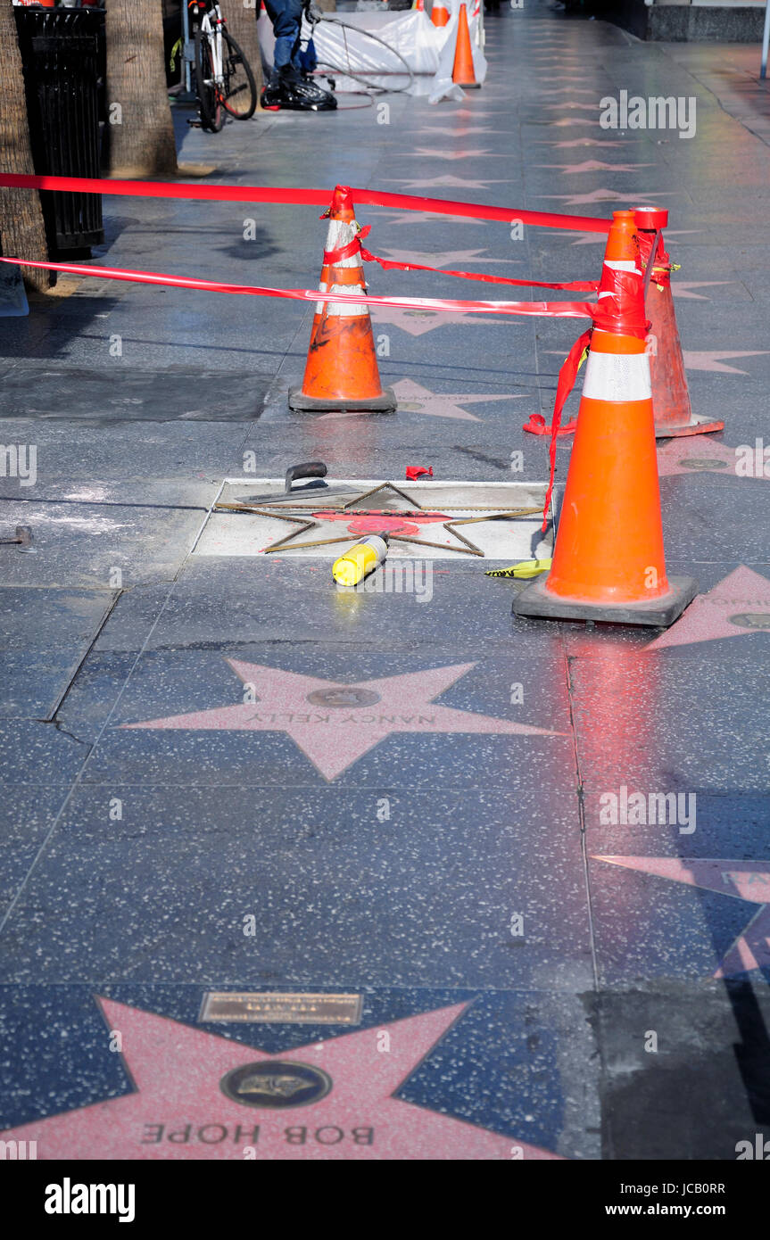 22. Mai 2017.  Hollywood, Kalifornien.  Reparaturarbeiten auf Big Bird Stern auf dem Hollywood Walk of Fame am Hollywood Boulevard in Los Angeles durchgeführt. Stockfoto