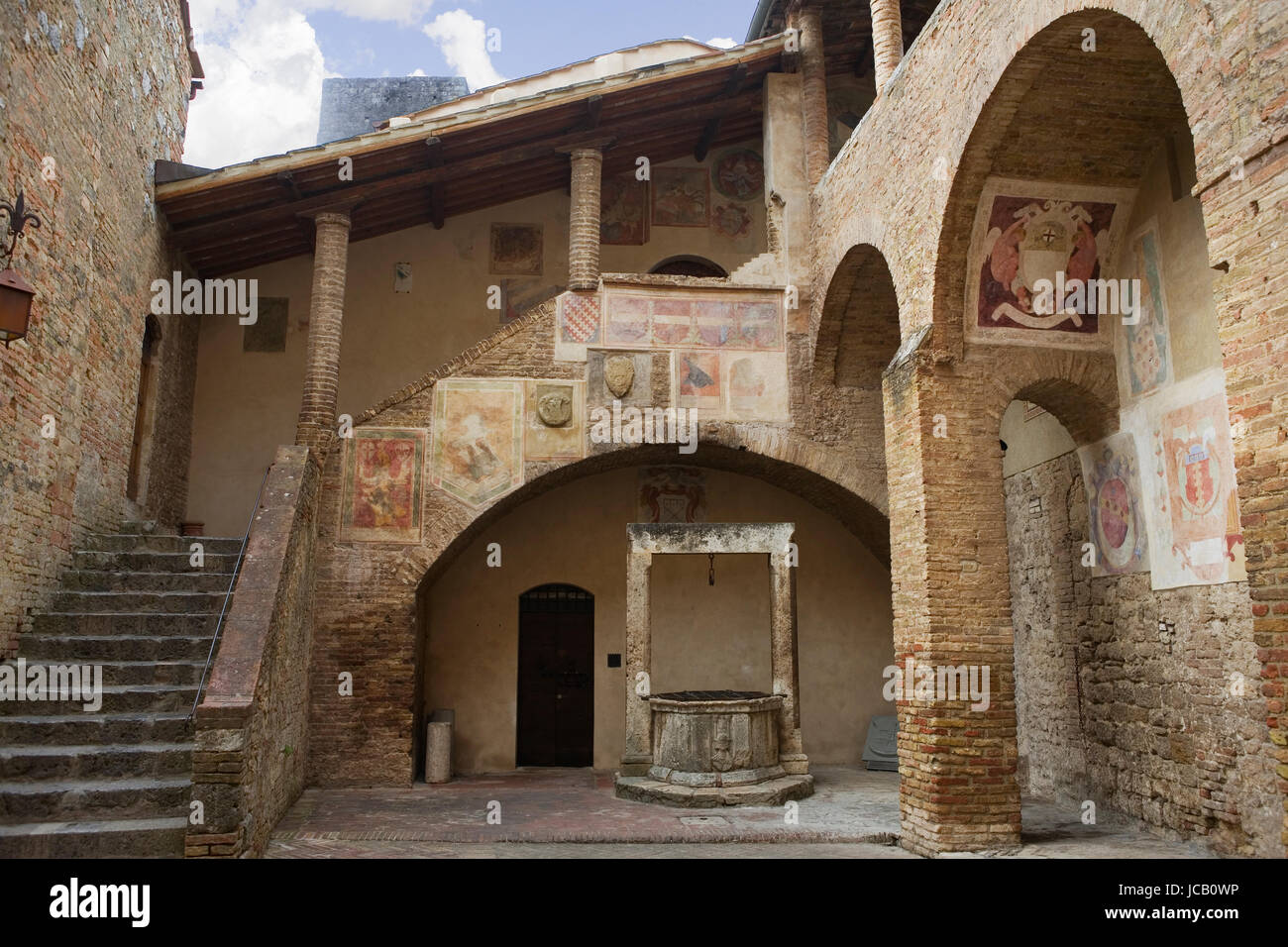 Schönen Innenhof in der Palazzo del Popolo, mit Fresken von Sodoma Fragmente: San Gimignano, Toskana, Italien Stockfoto