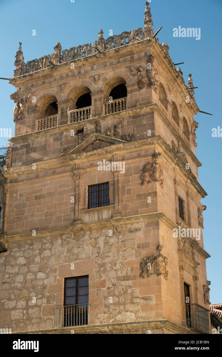 Salamanca (Castilla y León, Spanien): ein Turm des historischen Gebäudes bekannt als Palacio de Monterrey Stockfoto