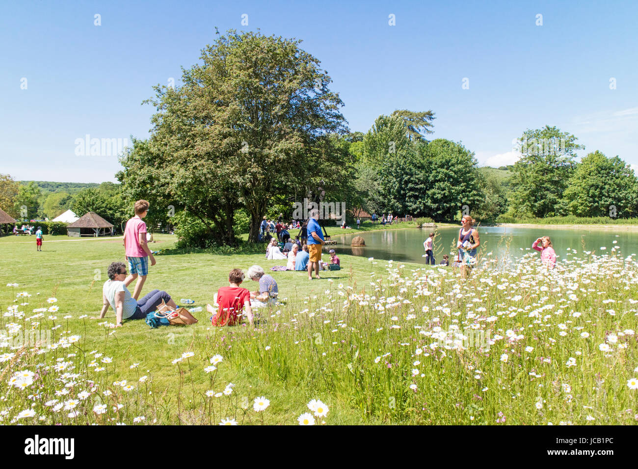Familien entspannen im Weald und Downland Living Museum, Singleton, West Sussex, England, Singleton Stockfoto