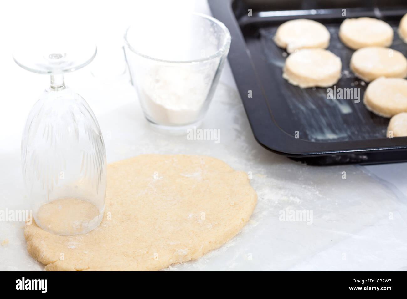 Butter Cookies Zubereitung: Schneiden Sie über Cookie Teig Stockfoto