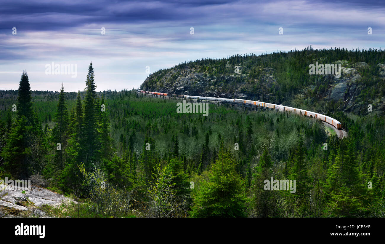 Lizenz verfügbar unter MaximImages.com - Canadian Pacific Railway, CP Rail Güterzug, der um einen felsigen Hügel am Ufer des Lake Superior fährt. Stockfoto