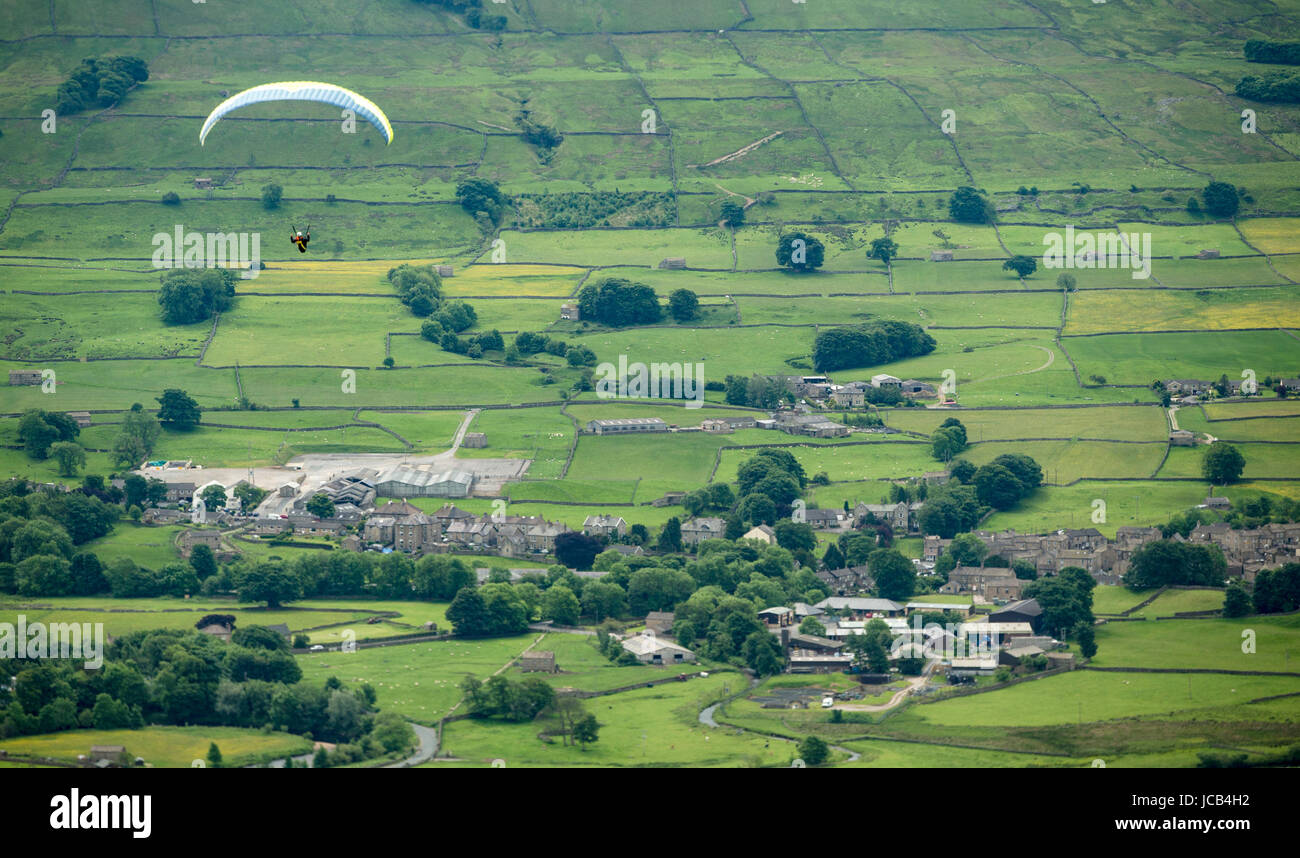 Mitglied der Dales Drachenfliegen und Paragliding Club fliegt einen Gleitschirm in der Nähe von Hirschen fiel in den Yorkshire Dales National Park. Stockfoto