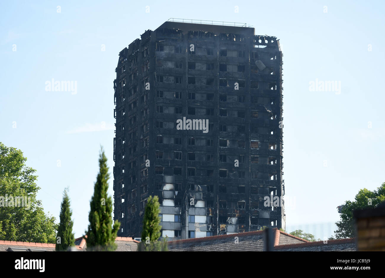 Grenfell Turm im Westen von London nach einem Feuer verschlungen 24-geschossiges Hauptgebäude gestern Morgen. Stockfoto