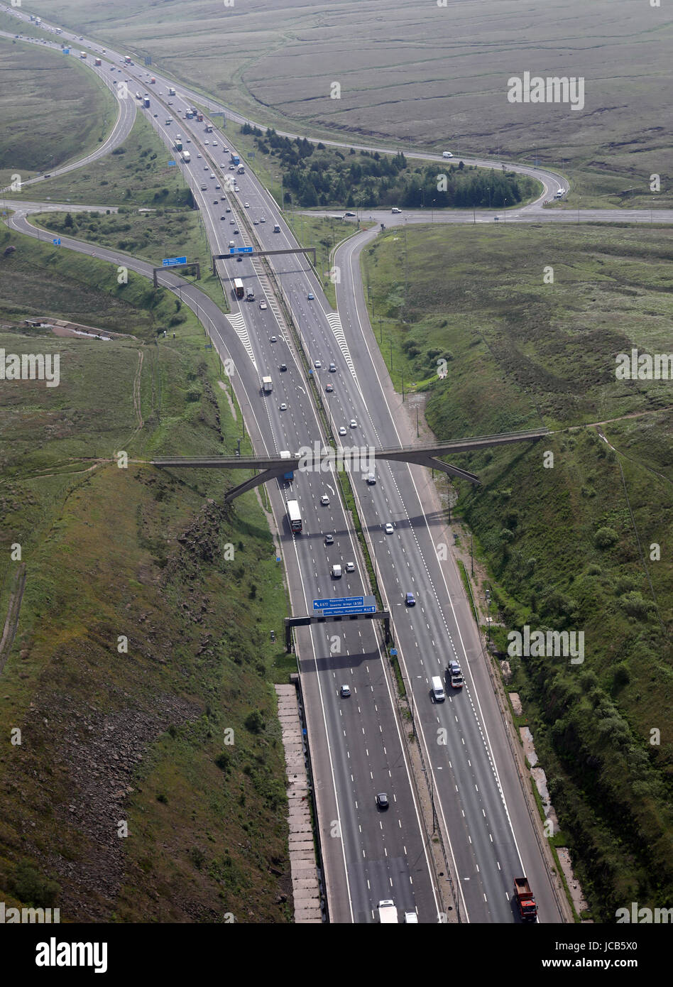 Luftaufnahme der Pennine Way Junction 22 der M62 Autobahn, A672, Windy Hill in der Nähe von Oldham, Großbritannien Stockfoto