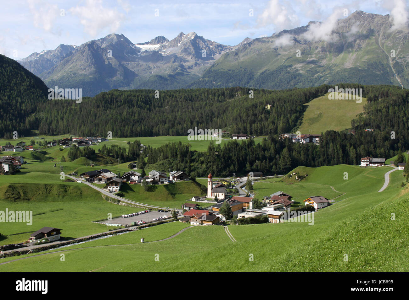Niederthai Dorf und Blick auf Otztal Alpen, Österreich Stockfoto