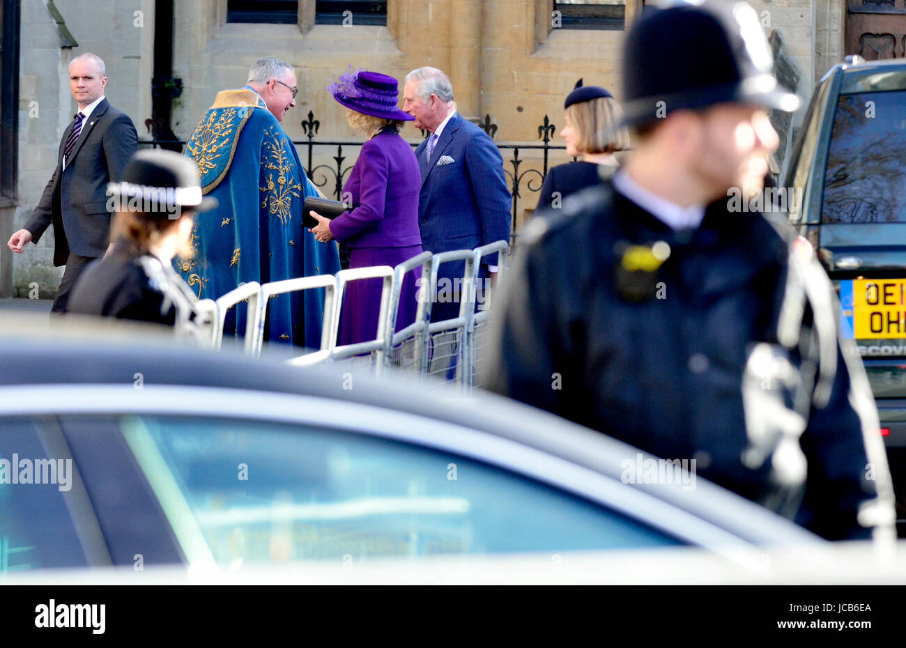 Prinz Charles und Camilla für eine Veranstaltung in der Westminster Abbey angekommen. Polizei und königlichen Schutz Offiziere im Dienst Stockfoto