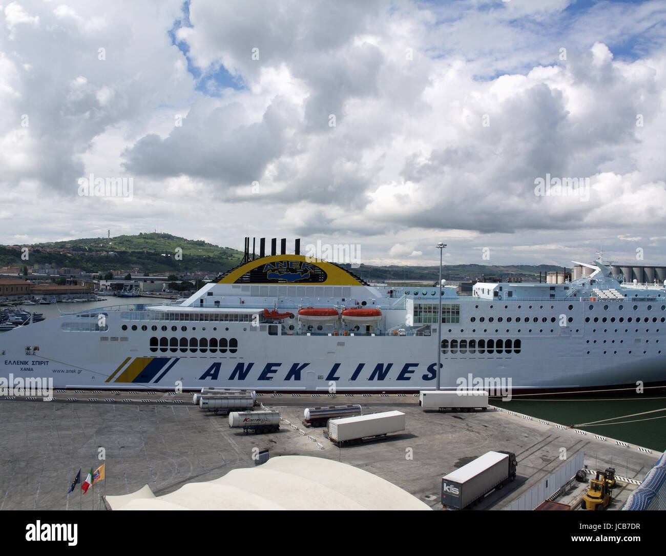 Ansicht von Anek Lines Fähre Hellenic Spirit in Ancona Hafen von Bord Minoan Lines Fähre Cruise Olympia Stockfoto