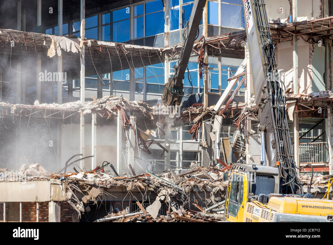 Gebäude Abbrucharbeiten. Ein abbruchbagger demolieren Verschluss Bürogebäude, West Bridgford, Nottinghamshire, England, Großbritannien Stockfoto