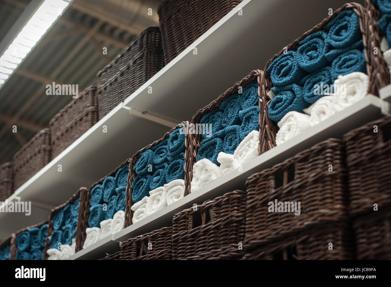 Gefaltete Handtücher in den Regalen in einer Schublade. Stockfoto