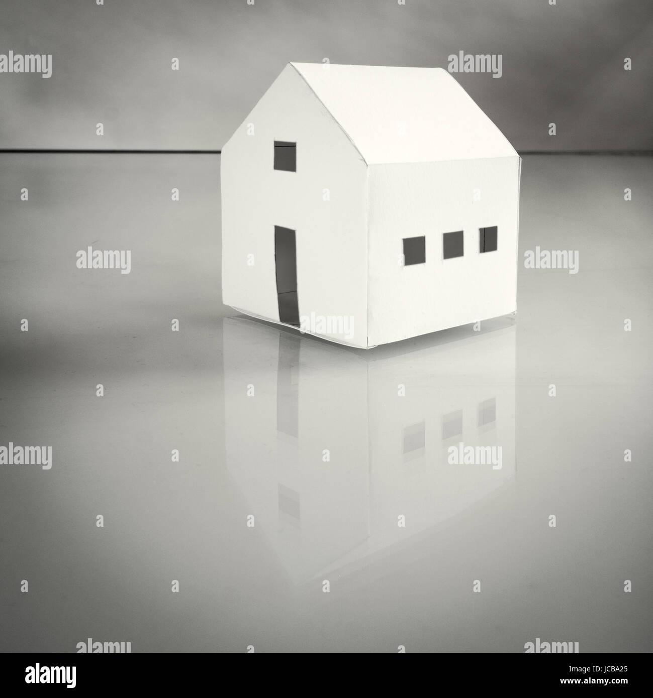 Papier-Handarbeit weiße Haus, das eine glänzende Oberfläche zu reflektieren Stockfoto