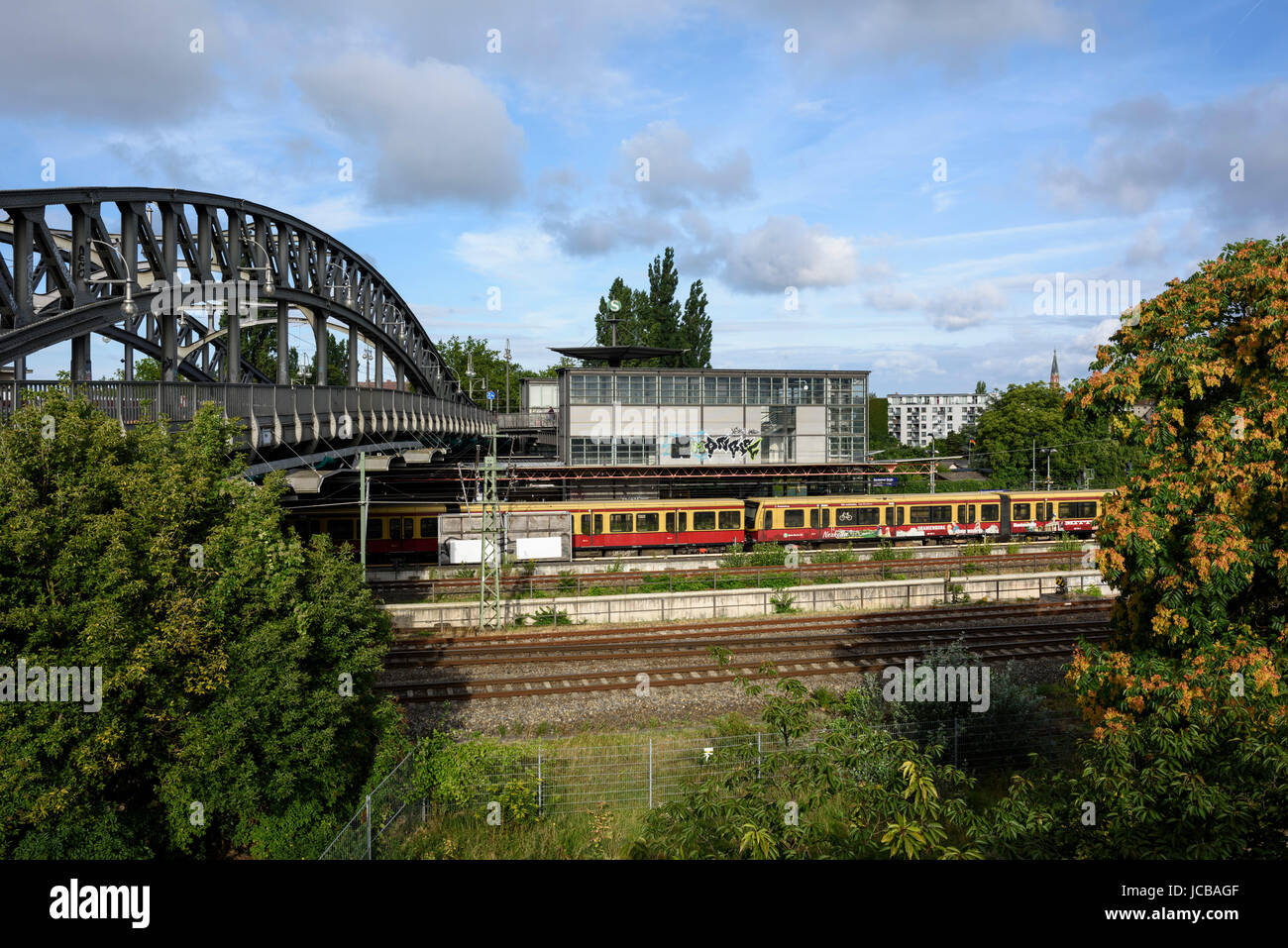 Berlin. Deutschland. Bahnhof Bornholmer Straße und Bösebrücke.  Bornholmer Straße war der erste DDR Grenzübergang, die Barrieren zu öffnen Stockfoto