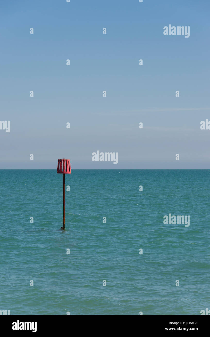 rote Navigation Mark auf eine Stelle im Meer Stockfoto