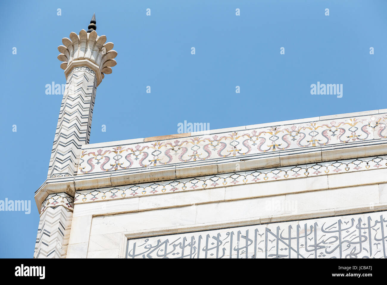 Blick nach oben, der die Ecktürme des Taj Mahal zeigt die kunstvollen Intarsien Marmor Muster Stockfoto