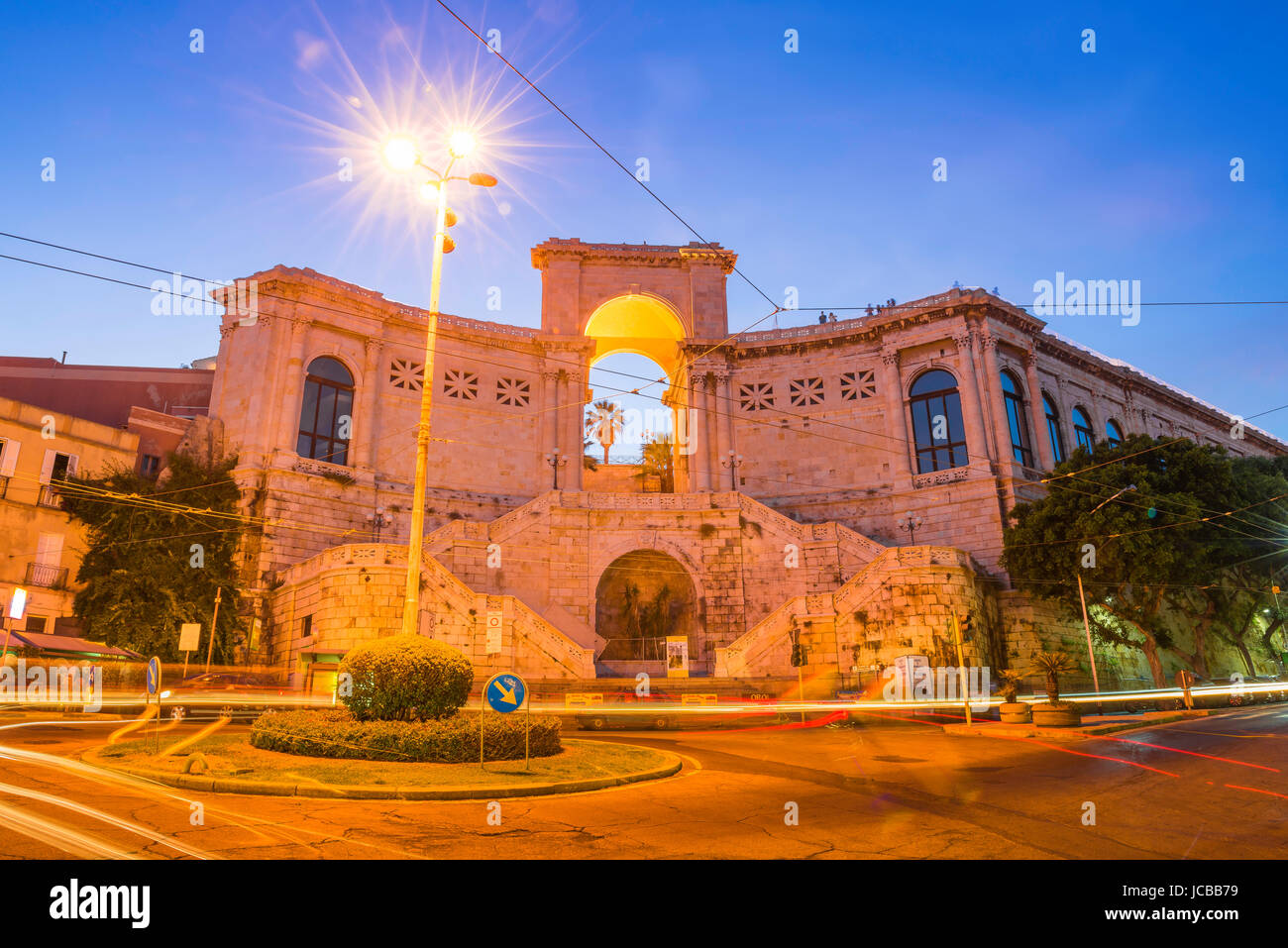 Cagliari Bastione di San Remy, Nacht-Blick auf die Piazza Costituzione in Cagliari mit der Bastione di San Remy im Hintergrund, Sardinien. Stockfoto