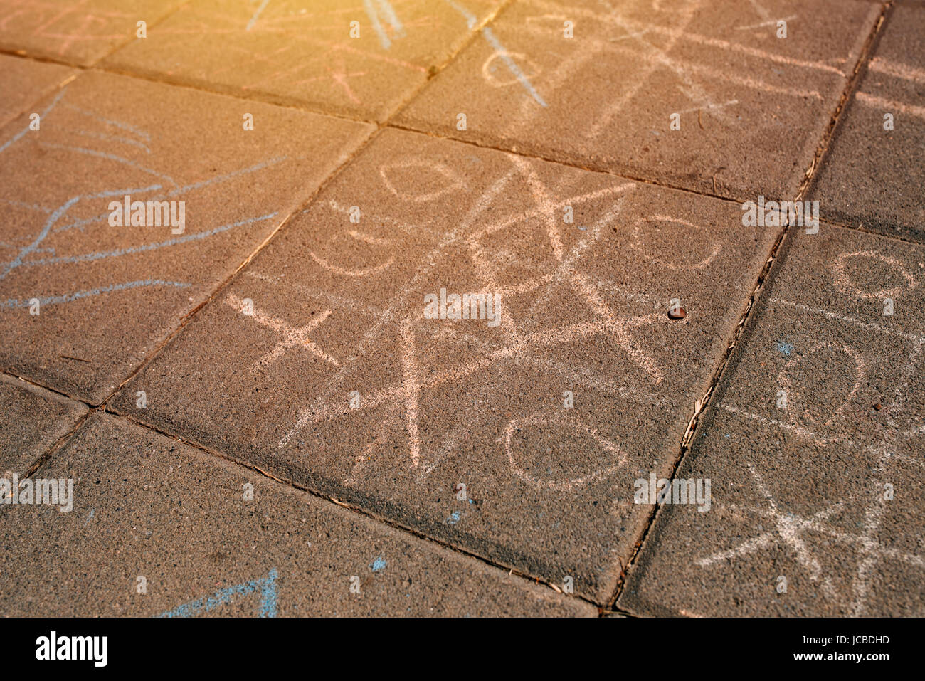 Strategisches Spiel von Tic tac Toe auf Straßenpflaster, selektiven Fokus gespielt Stockfoto