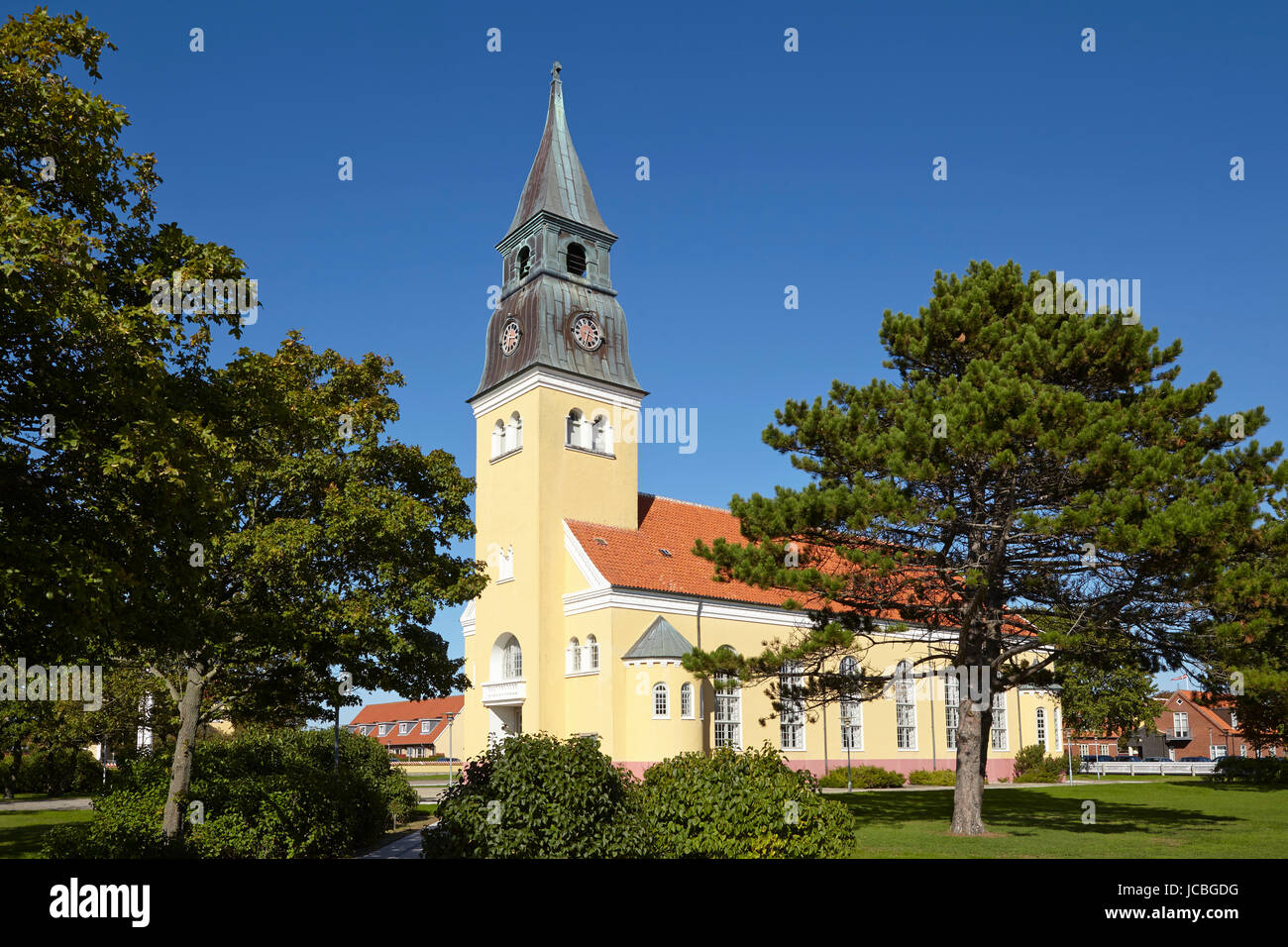 Die Kirche in Skagen (Dänemark, Nordjütland) ist in den typischen architektonischen Stil und Farben mit Ochraceous Wänden, ein rotes Dach und weißen gemeinsame gebaut. Stockfoto