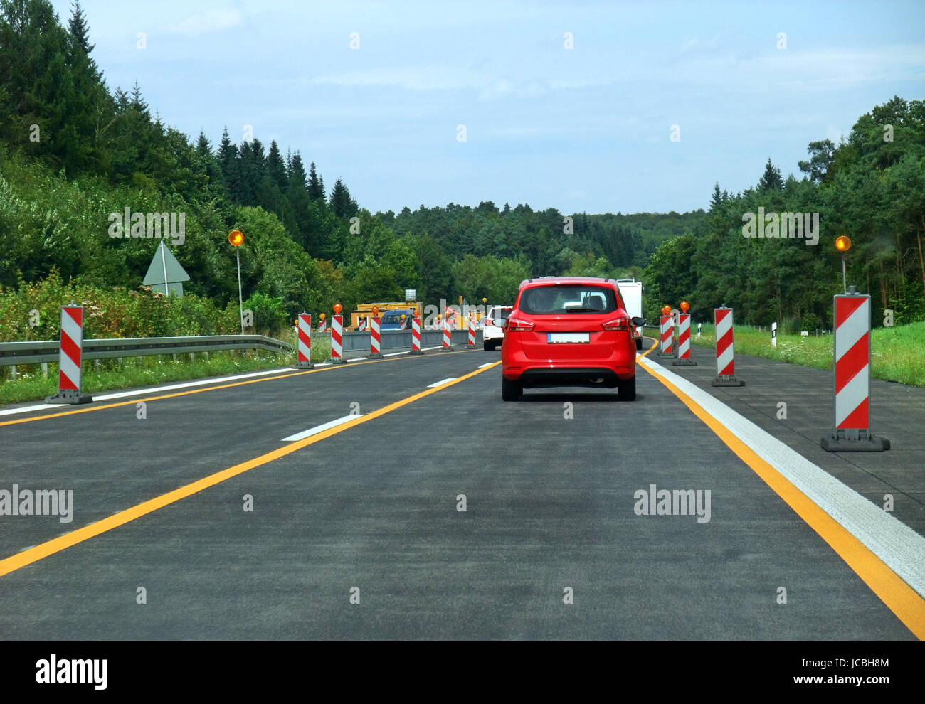 Strasse mit teiler fahrbahn Fotos und Bildmaterial in hoher Auflösung Alamy