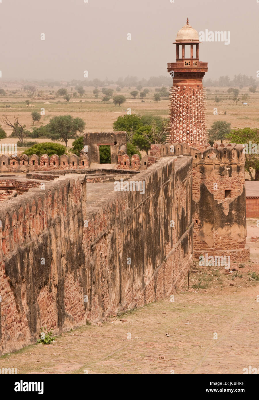 Verfallene Karawanserei an den alten verlassen Mughal Stadt Fatehpur Sikri in Uttar Pradesh, Indien. 16. Jahrhundert n. Chr. Stockfoto