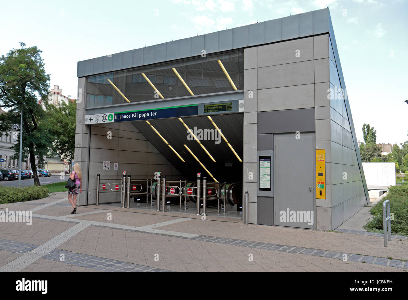 Straße Ebene Eingang zum II. János Pál pápa tér U-Bahnhof in Budapest in Budapest, Ungarn. Stockfoto