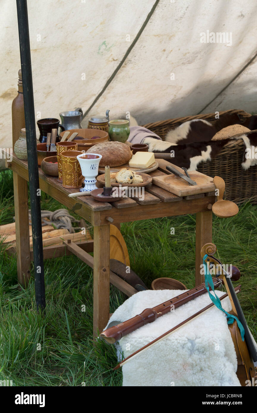 Tabelle von Lebensmitteln in ein Lager bei einem Sealed Knot englischen Civil War Reenactment Event. Charlton Park, Malmesbury, Wiltshire, UK Stockfoto