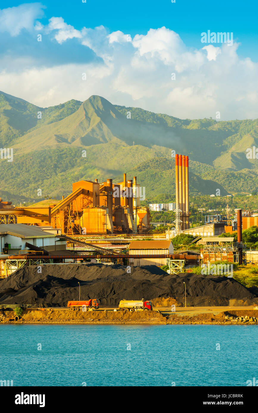 NOUMEA, Neukaledonien - APRIL 2016: Nickel, Bergbau und Verhüttung Operationen im Hafen. Neukaledonien entfallen rund 10 % der weltweit bekannten ni Stockfoto
