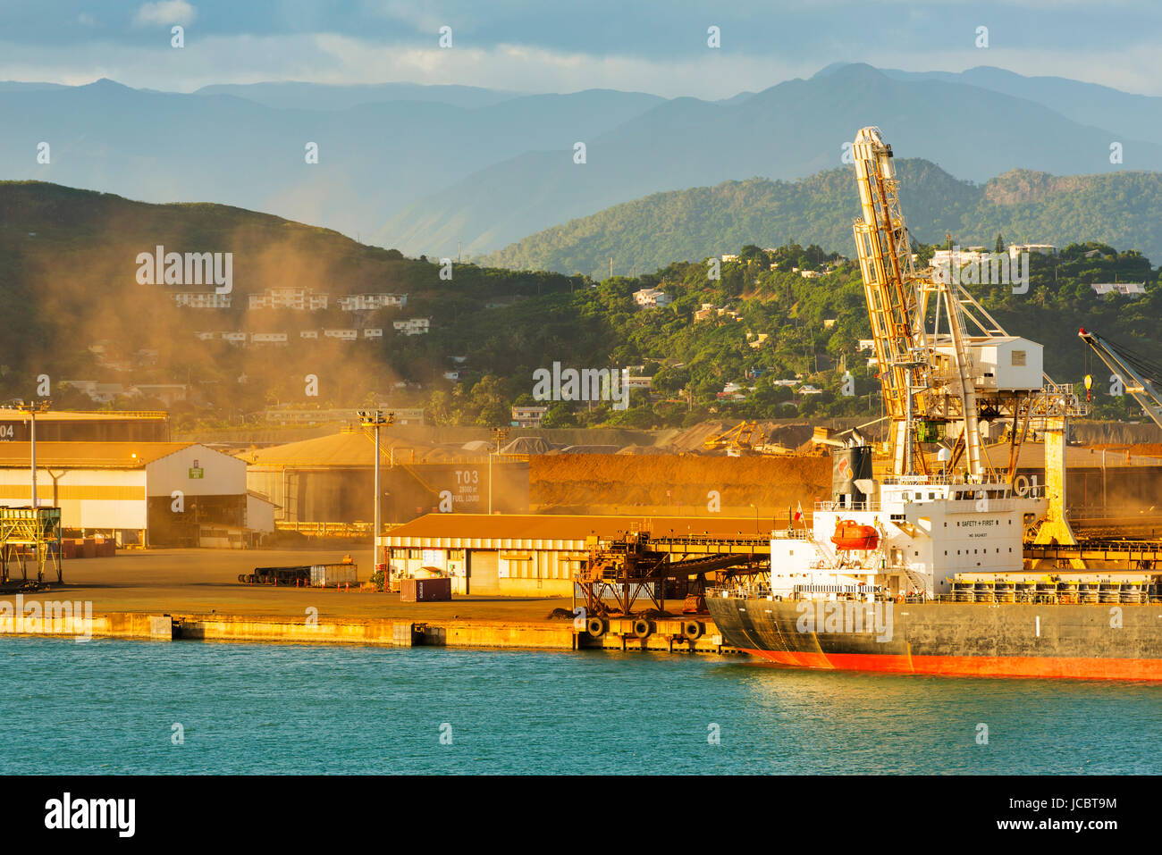 NOUMEA, Neukaledonien - APRIL 2016: Nickel, Bergbau und Verhüttung Operationen im Hafen. Neukaledonien entfallen rund 10 % der weltweit bekannten ni Stockfoto